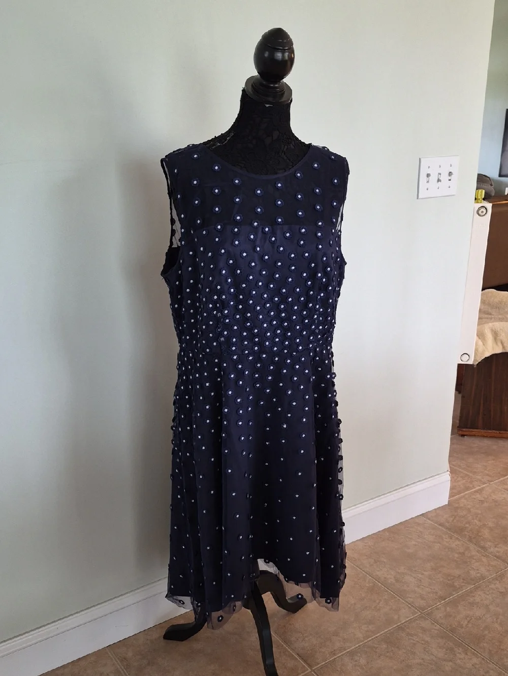 Tahari..18 - Picture 5 of 15